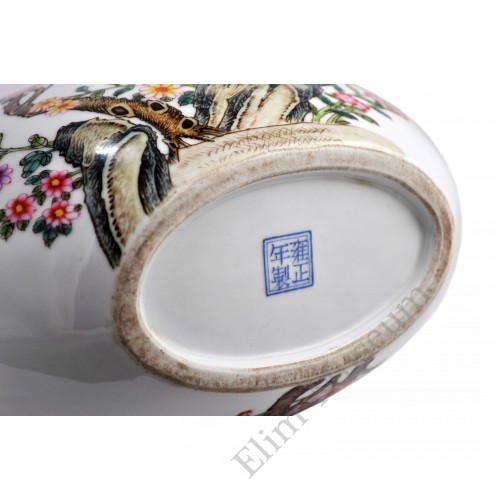 1451  A Fengcai flask vase with  flower and birds pattern  